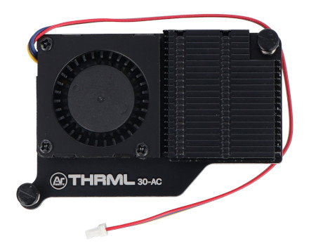 Czarny wentylator z radiatorem i czerwonym przewodem do Raspberry Pi 5.