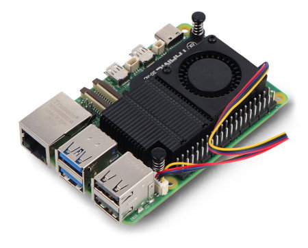 Raspberry Pi 5 z zamontowanym czarnym wentylatorem z radiatorem Argon.