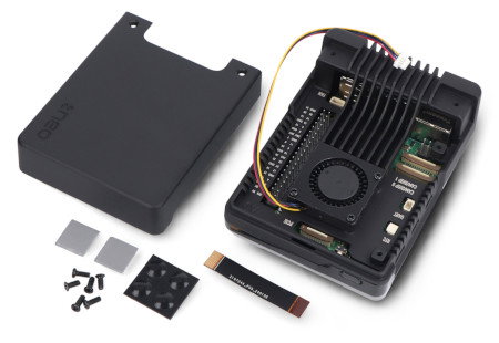 Czarna obudowa argon neo 5 m.2 nvme pcie wraz z elementami montażowymi.