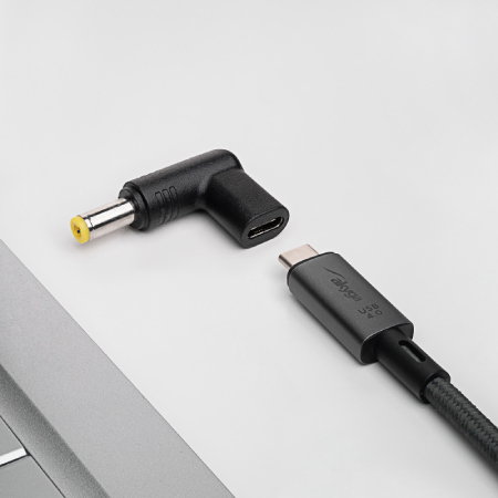 Der Akyga AK-ND-C01 Adapter ist eine bequeme Lösung zum Aufladen von Laptops, die mit einem 5,5 x 2,5-mm-Stecker