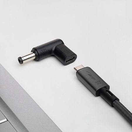 Der Akyga AK-ND-C02-Adapter ist eine praktische Lösung zum Aufladen von Laptops mit einem 5,5 x 2,1-mm-Stecker mit modernen